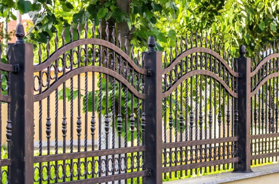 How Do You Choose the Right Fencing Style for Historic or Older Homes?